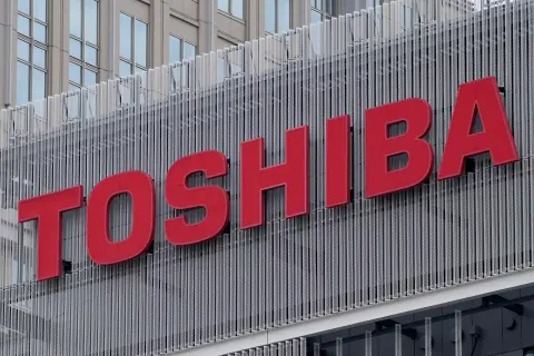 16,8 millió notebook tápadaptert hív vissza a Toshiba – Tűzveszélyt okozhatnak