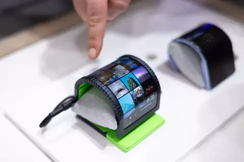 A Samsung is csuklóra tekerhető okostelefont mutatott
