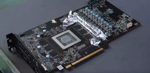 16 GB-nyi VRAM került egy módosított Radeon RX 5600 XT-re, a memória-adatsínt is kibővítették 256-bitre