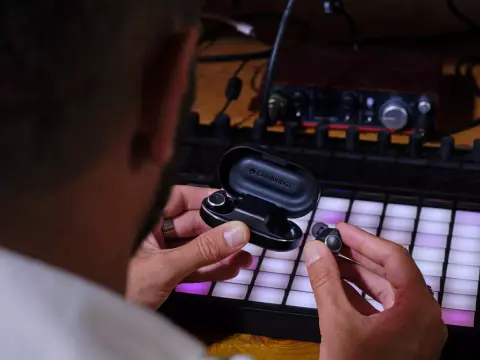 Audiofileket célba véve jött a Cambridge Audio első ANC-s fülese