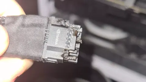 Conectori de alimentare GeForce RTX 4090 se topesc fără întrerupere, parțial din cauza adaptoarelor CableMod defecte