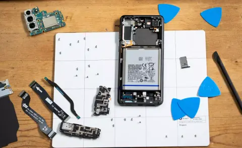 Dobta az iFixit a Samsungot, mivel az nem támogatta a mobilok javítását