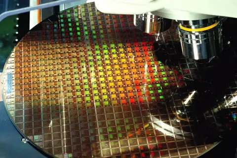Elkészült az első orosz chipgyártó gép, 350 nm-es csíkszélességre képes