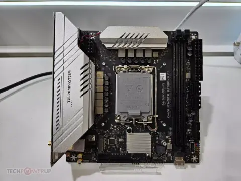 Rendhagyó Mini-ITX formátumú alaplap, aminél a hátoldalra került a PCI Express x16-os slot