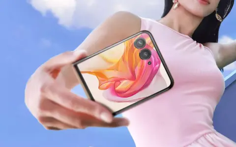 Szép fejlődést mutatva érkezett meg a Motorola Razr 50 széria