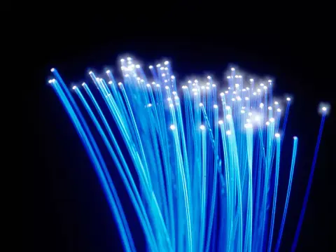 402 Tb/s-os adatátviteli sávszélesség kereskedelmi forgalomban elérhető optikai szálakon – Új rekordot állítottak be a japánok