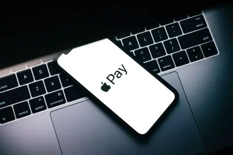 Több mint 2 milliárd forinttal terhelte meg az Apple rendszere a magyarok bankszámláit