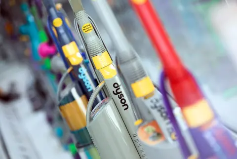 Rengeteg embert tesz utcára a porszívóinnovációban élen járó Dyson