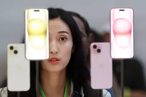 Popularitatea iPhone-urilor continuă să scadă vertiginos în China