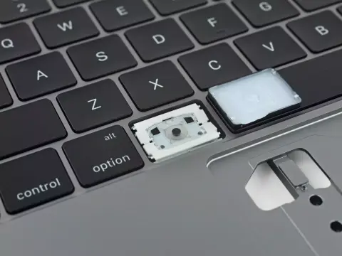 Elkezdték kifizetni a kártérítéseket az Apple pillangó mechanikás billentyűi miatt indított csoportos per alapján