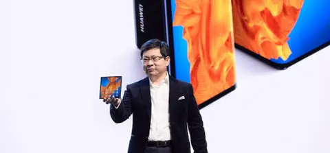 Prototip de telefon mobil pliabil în trei părți - fotografiat în mâinile președintelui Huawei