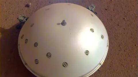 A NASA InSight leszállóegysége rengeteg folyékony vizet talált a Mars belsejében