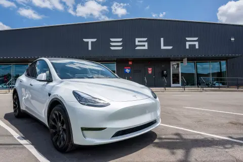 A Warner Bros. Discovery-nél debütálhat a Tesla Robotaxi, azt is tudjuk, mikor
