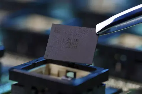 Innovatív technológiákkal, piacvezető pozíciót erősítve érkezik a Samsung 9. generációs QLC V-NAND chipje