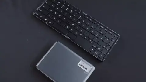 Kickstarterre került a Hawk Point APU-val felszerelt Mini PC, ami félbehajtható billentyűzet formájában érkezik