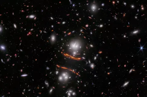 Kettős gravitációs lencse deríthet fényt az univerzum tágulásának rejtélyeire