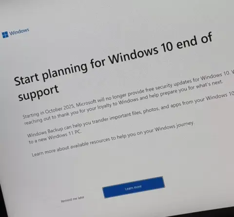 A Microsoft teljes képernyős reklámmal próbálja a Windows 11-es PC-k felé terelni a Windows 10 felhasználókat