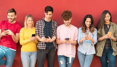 Naponta csaknem 4 órát mobiloznak a magyar fiatalok, a tiniknél a TikTok tarol