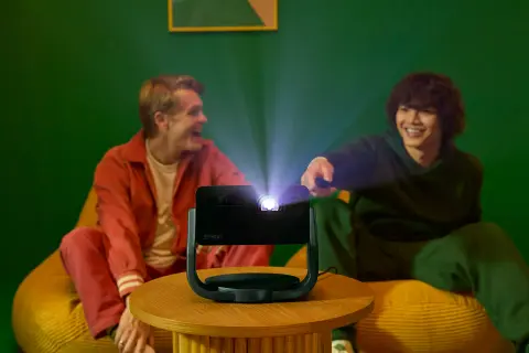 Befutott az Epson Google TV-s, hatalmas képet vetítő miniprojektorja