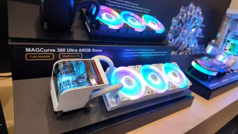 Ívelt AMOLED kijelző került a Thermaltake új kompakt folyadékhűtő szettjének folyadékhűtő blokkjára