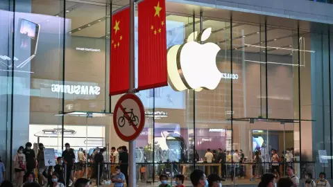 Nagy a baj az Apple-nél, menekülnek a befektetők