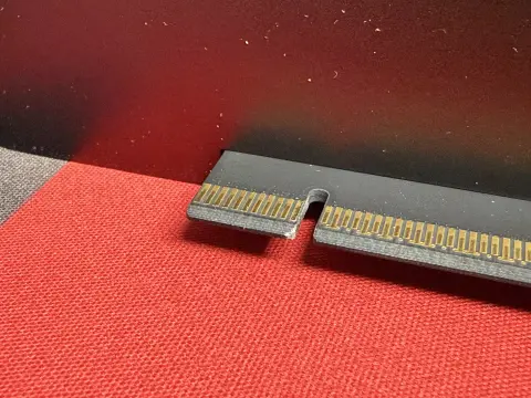 Az ASUS alaplapok videokártya-kiszerelést megkönnyítő Q-Release Slim funkciója kárt okoz a PCIe csatlakozó felületében?