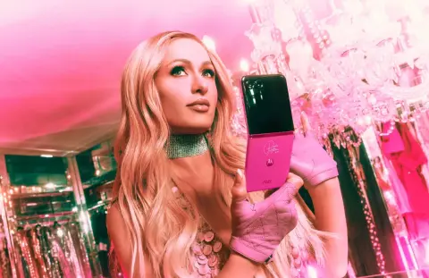 Ha eddig nem tudtad mi hiányzik: Paris Hilton kiadású flipes Motorola érkezett