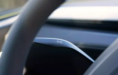 Visszakapja a hagyományos index kart a Tesla Model 3