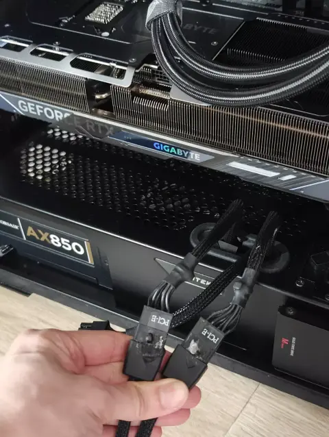 Megolvadt két nyolctűs PCIe tápadapter: az egyik egy GeForce RTX 40-es, másik egy GeForce RTX 50-es videokártya mellett