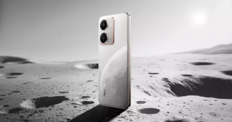 Der Mond leuchtet auf der Rückseite des Realme P3 Ultra