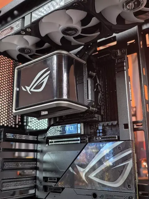 90 fokban hajlított AMOLED kijelzővel érkezik az ASUS következő RoG sorozatú kompakt folyadékhűtő szettje