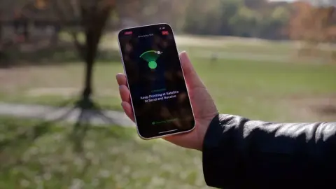 Elon Musk próbálja akadályozni az Apple műholdas szolgáltatásának fejlődését