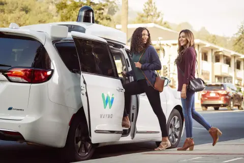 A Waymo MI tréningezésre használná és eladná a robottaxik belső kameráinak felvételeit