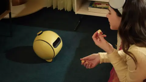 A Samsung hamarosan piacra dobja az aranyos háztartási robotot, a Ballie-t