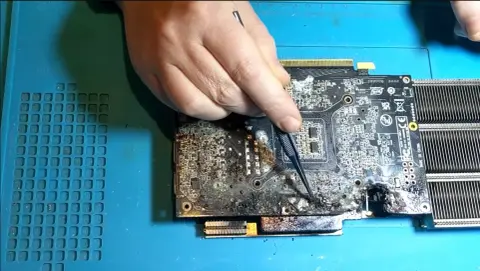 Alaposan megégett egy GeForce RTX 4070-es videokártya, amit túláram-védelem nélküli tápegységgel használtak