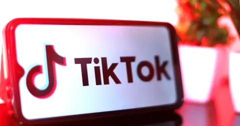 Lábjegyzetektől lesz biztonságosabb a TikTok