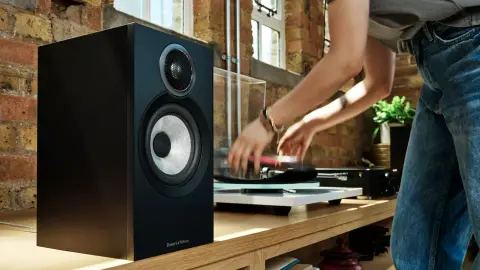 Valóságos királyságot épít patinás audió márkákkal a Samsung
