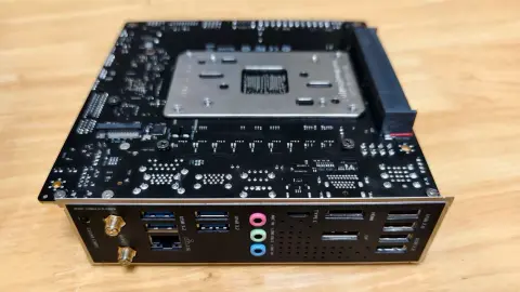 Ennek a Mini-ITX formátumú B850-es AMD alaplapnak az elejére és a hátuljára is került egy-egy PCI Express slot