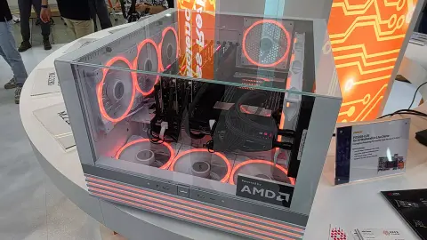 A Phison Apex RAID demója 113 GB/s-os tempót mutatott 32 darab M.2-es SSD alkalmazása mellett