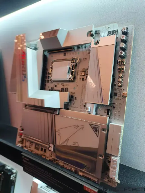 Gigabyte a înlocuit sloturile de memorie DDR5 pe socluri CAMM2