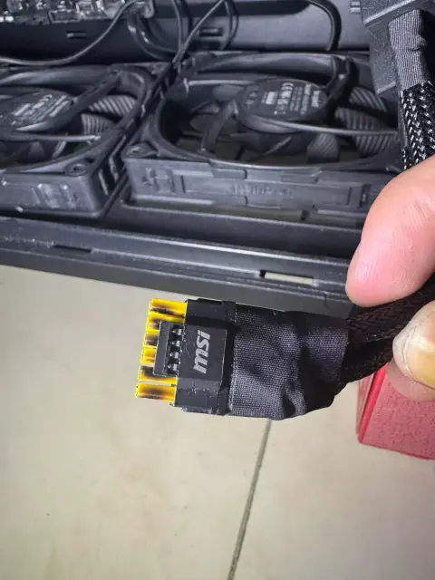Chiar și conectorul special al MSI cu interior galben se topește cu GeForce RTX 5090