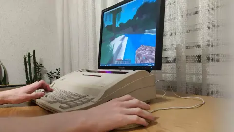 Régi elektromos írógépből „gamer PC-t"? – Egy lelkes modder alkotása