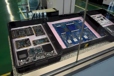 A Gigabyte egyik gyárának látogatói kaptak lencsevégre egy Radeon RX 9060 XT videokártya nyomtatott áramköri lapját
