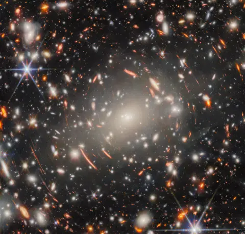A JWST belepillantott az Univerzum távoli múltjába