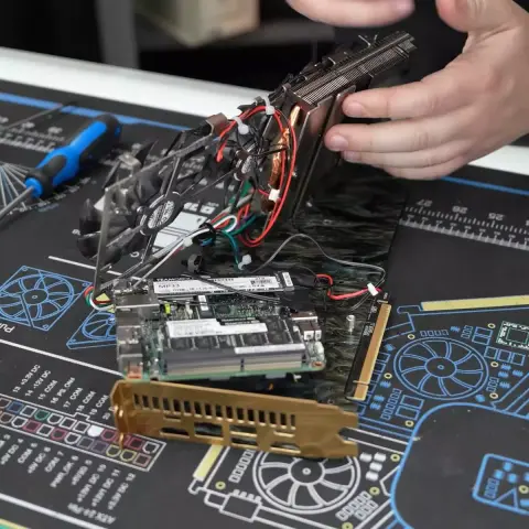 Ennek a videokártyának a fedélzetére egy komplett PC került egy NUC modell formájában