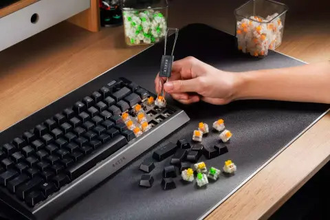 Elkészült a Razer BlackWidow v4 75% barebone változata – Mechanikus kapcsolók és billentyűkupakok nélkül érkezik