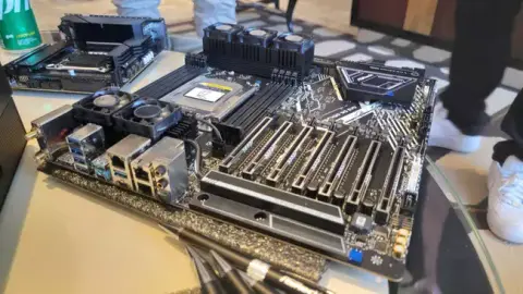 Véglegesítették a PCI Express 7.0-s szabványt – 512 GB/s-ra katapultál az x16-os slot adatátviteli sávszélessége