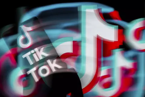 A TikTok már az influenszereket is nyugdíjazná az MI révén