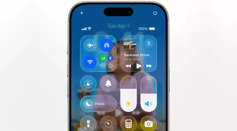 Az Apple a kritikák hatására visszavesz az iOS áttetszőségén