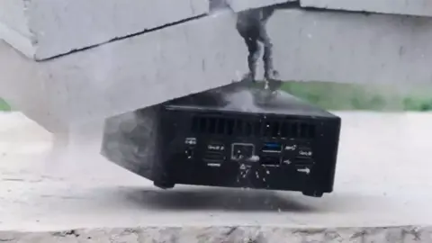 Ennek a Mini PC-nek nem volt jó napja: Mosógépbe került, áthajtottak rajta autóval, betonra ejtették... és még működik
